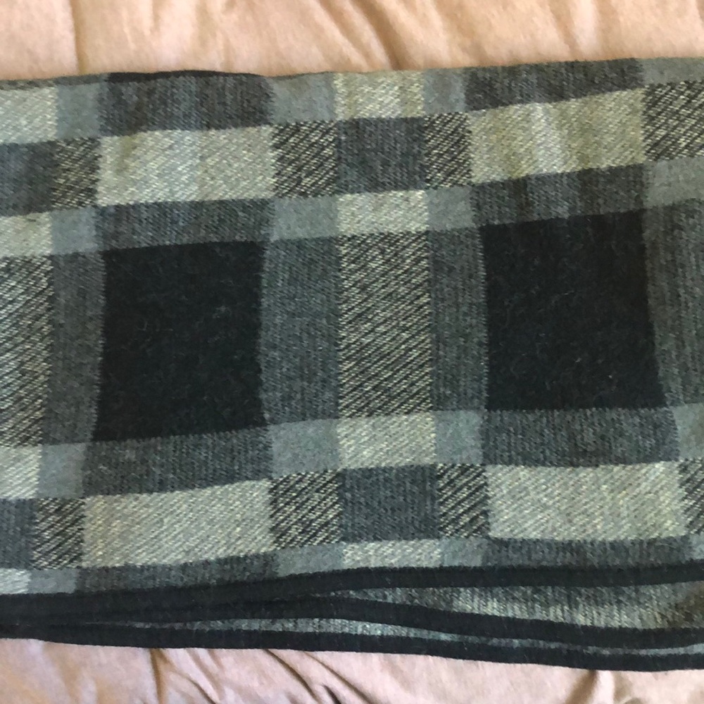 Over the shoulder black and grey scarf